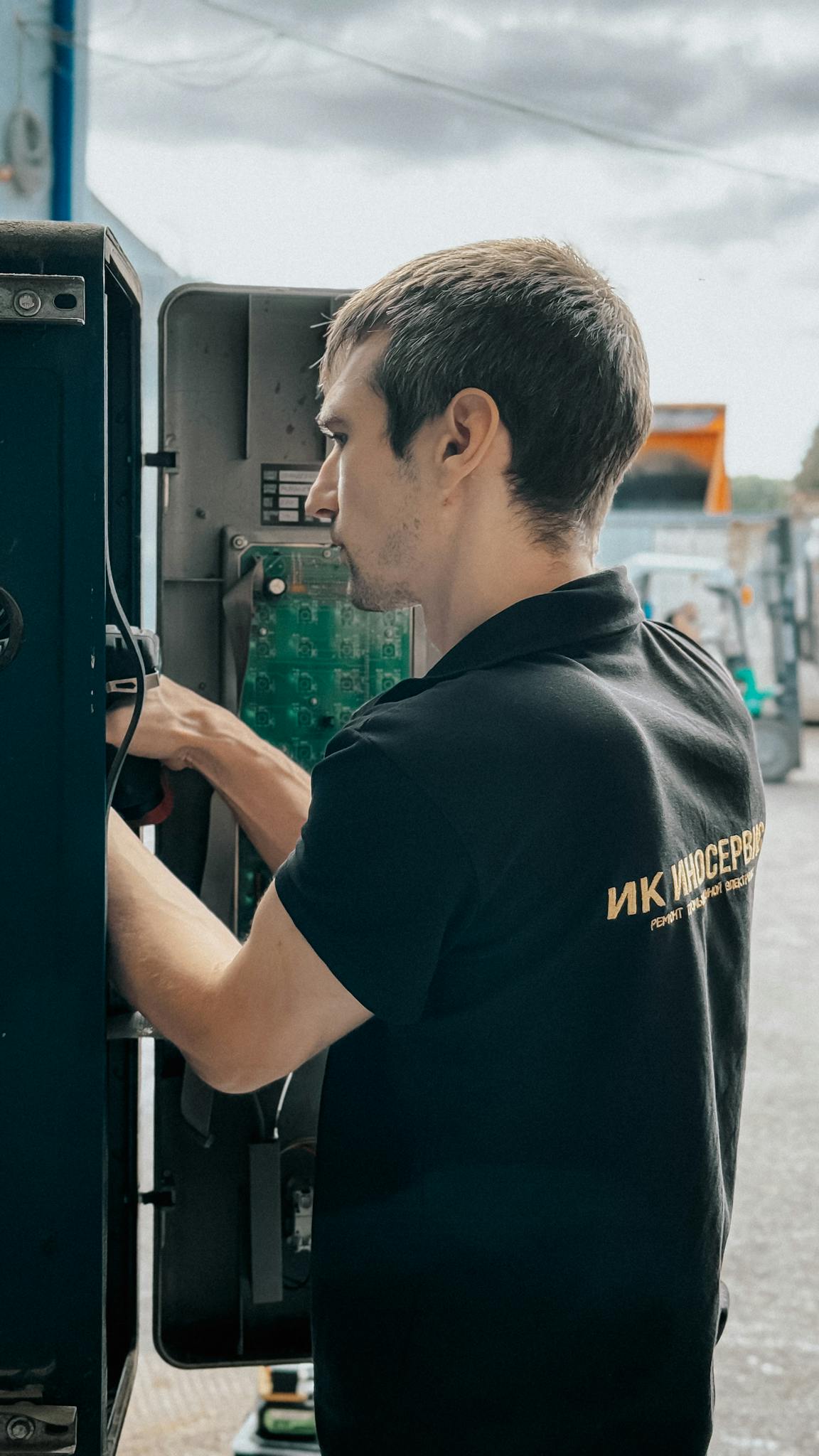 Antalya elektrikçi hizmeti – ev ve iş yerlerinde elektrik tesisatı montajı yapan profesyonel elektrikçi.